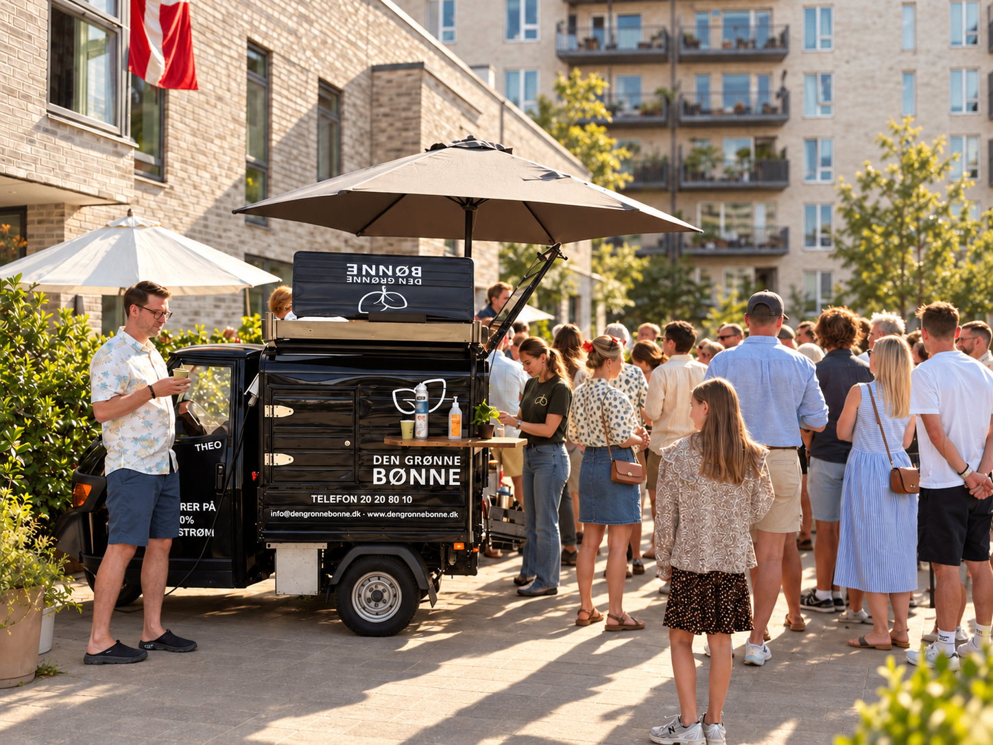 Den Grønne Bønnes kaffevogn med gæster i kø ved et udendørs event